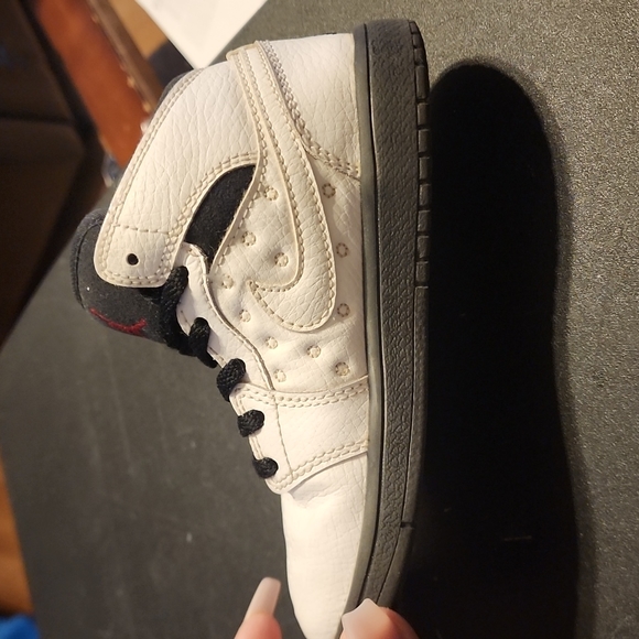 Kids Jordans - Picture 5 of 8